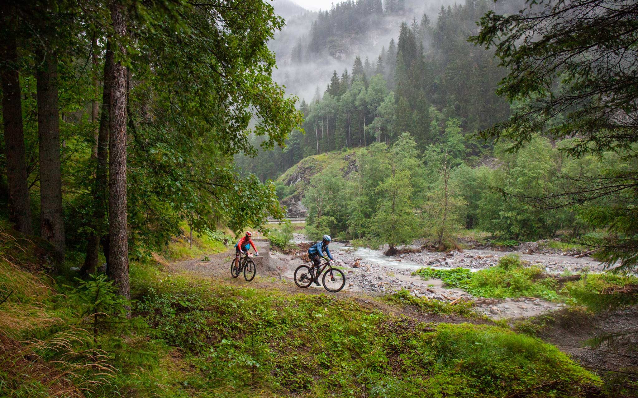 Frans Claes en Soren Nissen vijfde in natte openingsrit Swiss Epic