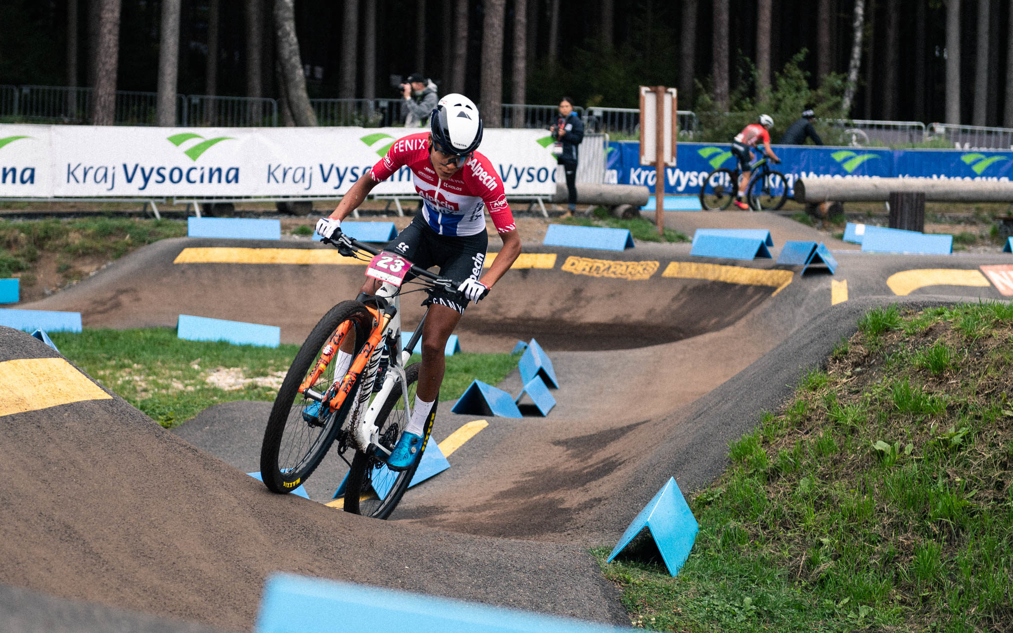 Veldritkanjers Tom Pidcock en Ceylin Del Carmen Alvarado blinken uit bij de U23 in Nove Mesto