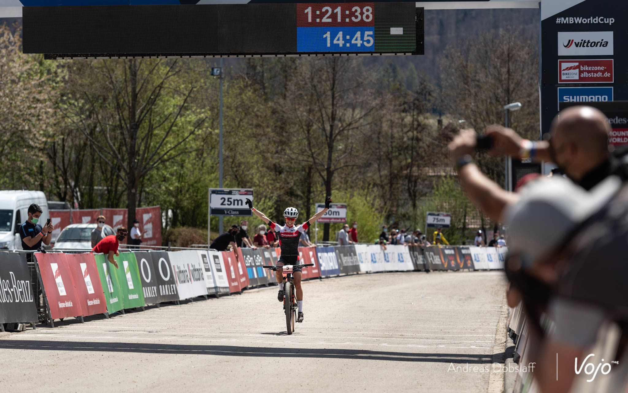 World Cup MTB Albstadt: Loana Lecomte alleen op de wereld!