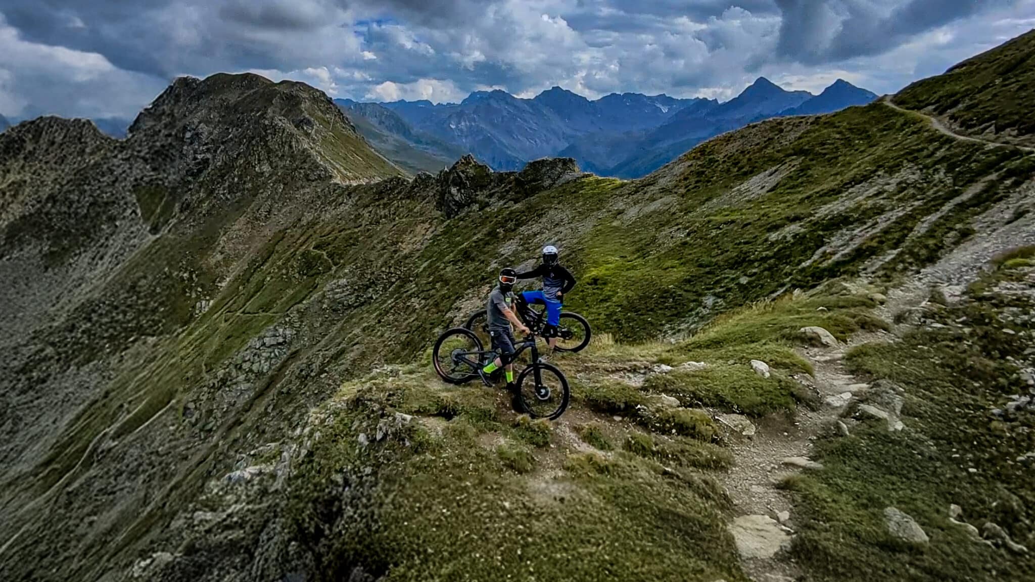 Ontdek onze nieuwste authentieke video "Mondraker Enduro Team 2024: eindeloos trails rijden in Davos"